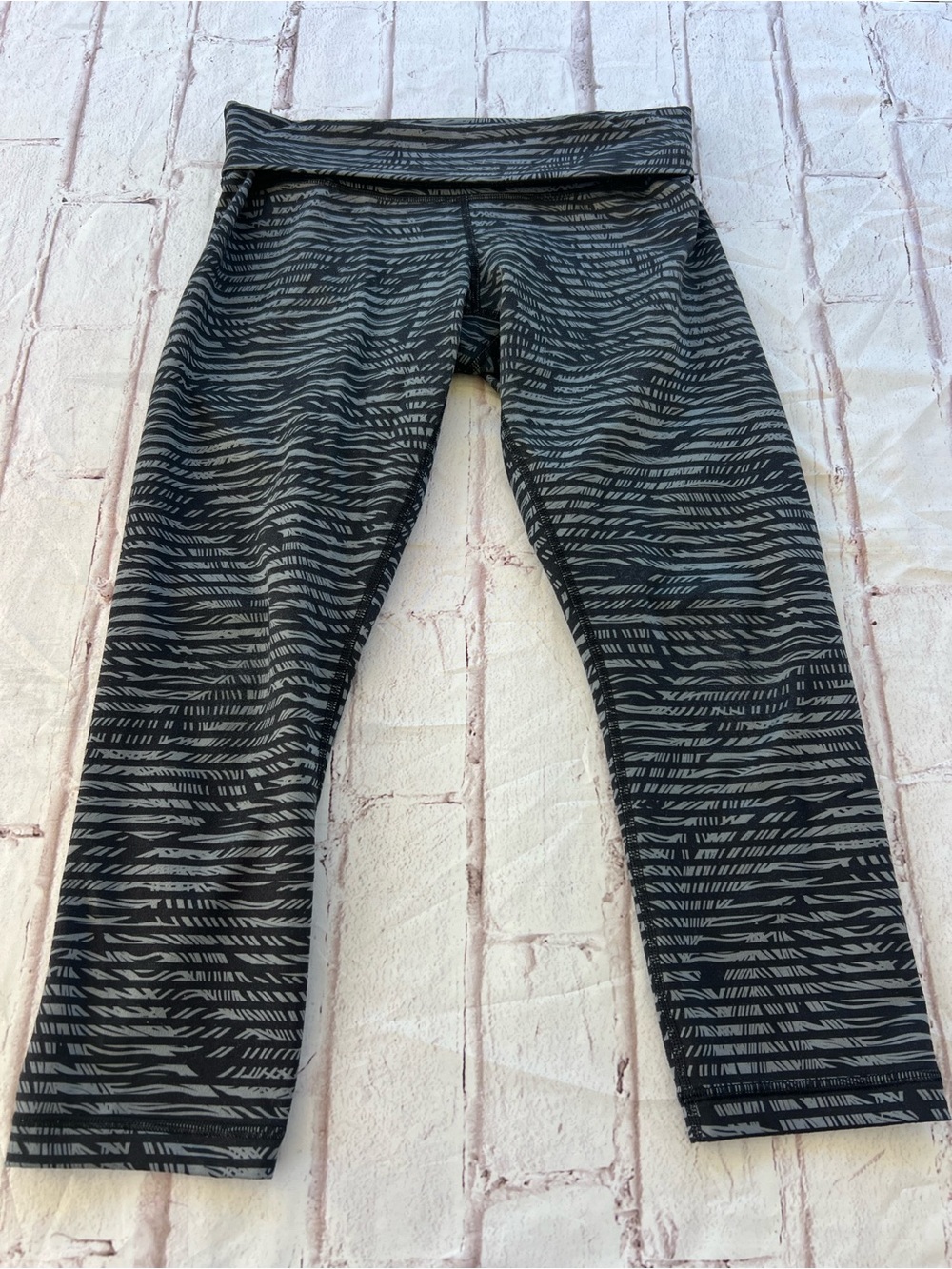 Lululemon cropped Leggings. Size 4